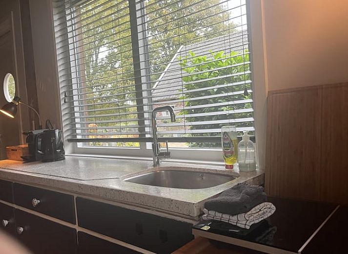 Modernes Badezimmer im Haus in Laren, Achterhoek, Gelderland, Ferienhaus mit glatten Fliesen und stilvollen Sanitaeranlagen.
