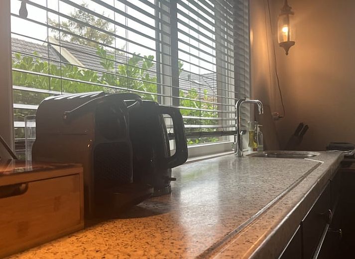 Modernes Badezimmer im Haus in Laren, Achterhoek, Gelderland, Ferienhaus mit glatten Fliesen und stilvollen Sanitaeranlagen.