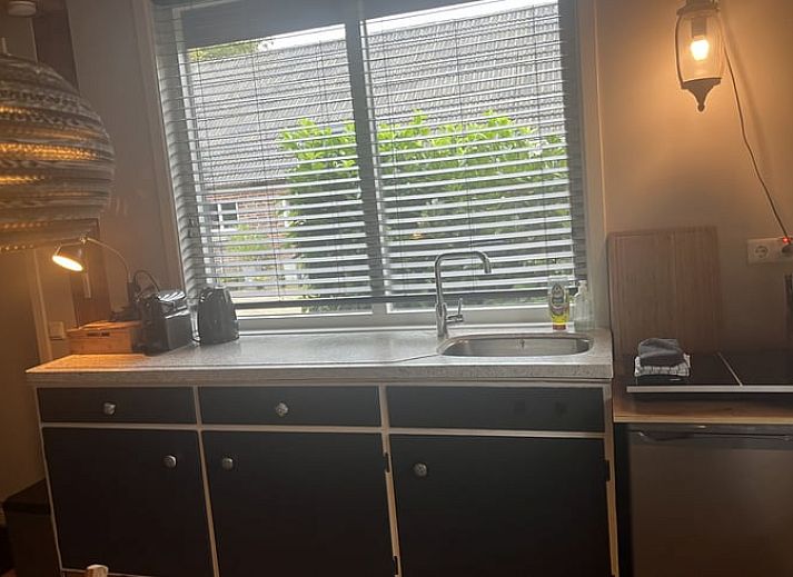 Modernes Badezimmer im Haus in Laren, Achterhoek, Gelderland, Ferienhaus mit glatten Fliesen und stilvollen Sanitaeranlagen.