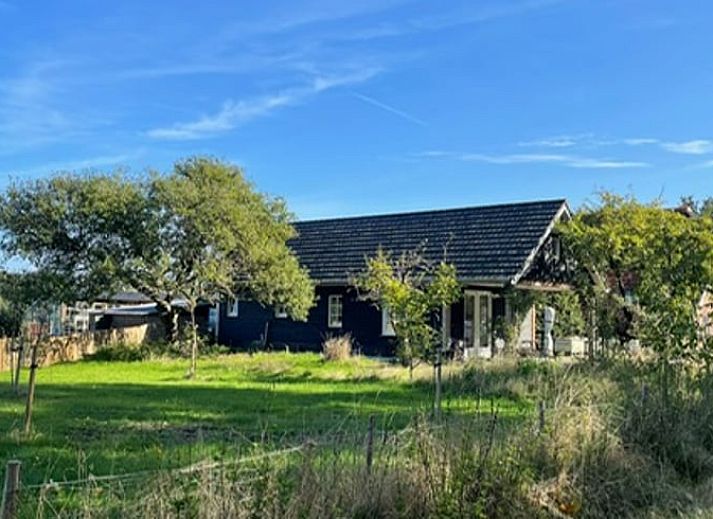 Cottage in Laren, a charming vacation home in the Achterhoek, Gelderland, surrounded by green nature and peaceful surroundings.