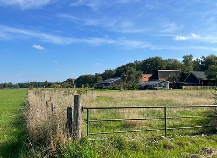 Cottage in Laren, a charming vacation home in the Achterhoek, Gelderland, surrounded by green nature and peaceful surroundings.