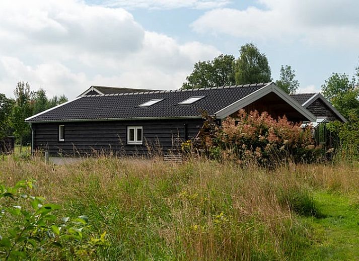 Gemuetliches Schlafzimmer mit zwei Betten im Ferienhaus in Laren, ideal fuer einen Familienurlaub in Achterhoek, Gelderland.