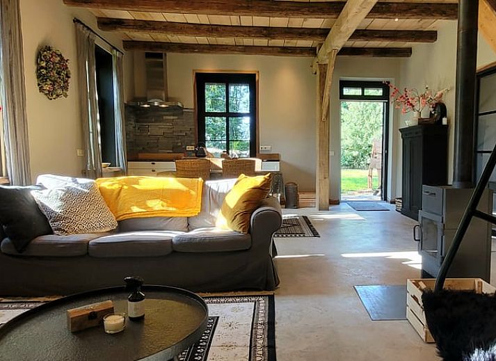 Aussenansicht des Ferienhauses in Vragender, Achterhoek, mit schoener Terrasse und gruener Umgebung.