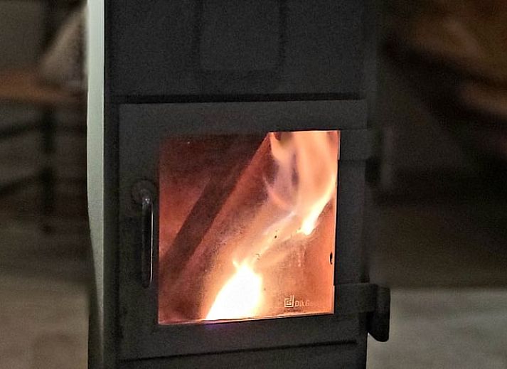 Gemuetliches Wohnzimmer im Ferienhaus in Vragender, Achterhoek, mit bequemem Sofa und Holzbalken.