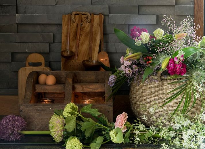 Gemuetliches Wohnzimmer im Ferienhaus in Vragender, Achterhoek, mit bequemem Sofa und Holzbalken.