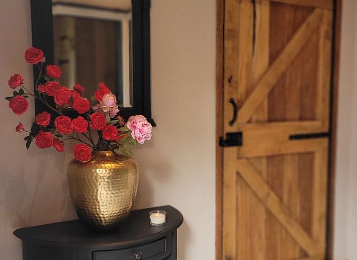 Stilvolle Einrichtung mit dekorativem Schrank im Ferienhaus in Vragender, Achterhoek, Gelderland.