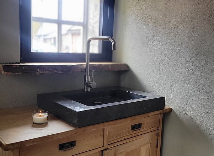 Stilvolle Einrichtung mit dekorativem Schrank im Ferienhaus in Vragender, Achterhoek, Gelderland.