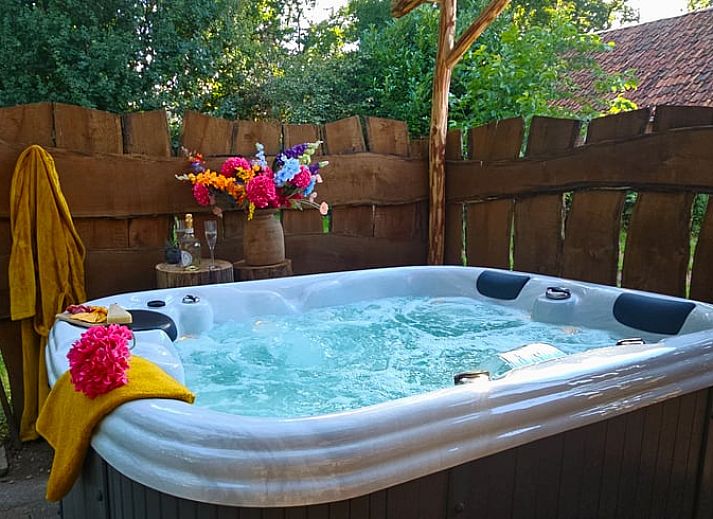 Stilvolle Einrichtung mit dekorativem Schrank im Ferienhaus in Vragender, Achterhoek, Gelderland.