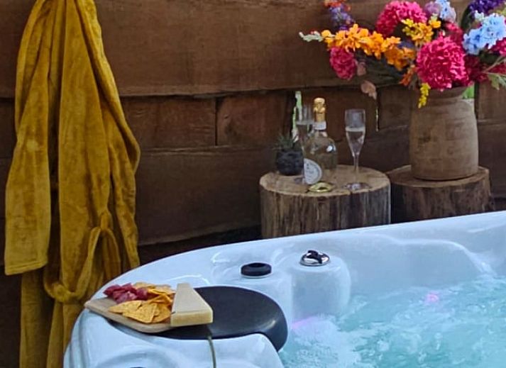 Moderne Kueche in einem Landhaus in Vragender, Achterhoek, mit Steinrueckwand und Holzakzenten.