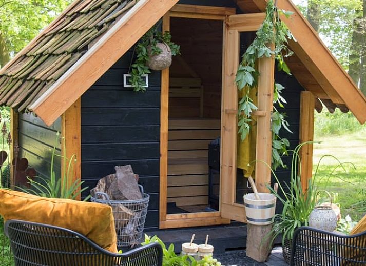 Moderne Kueche in einem Landhaus in Vragender, Achterhoek, mit Steinrueckwand und Holzakzenten.