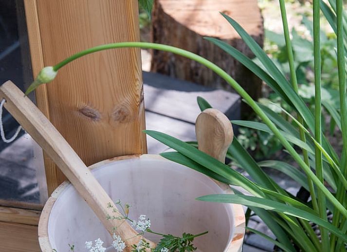 Moderne Kueche in einem Landhaus in Vragender, Achterhoek, mit Steinrueckwand und Holzakzenten.