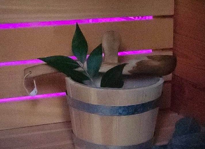 Moderne Kueche in einem Landhaus in Vragender, Achterhoek, mit Steinrueckwand und Holzakzenten.