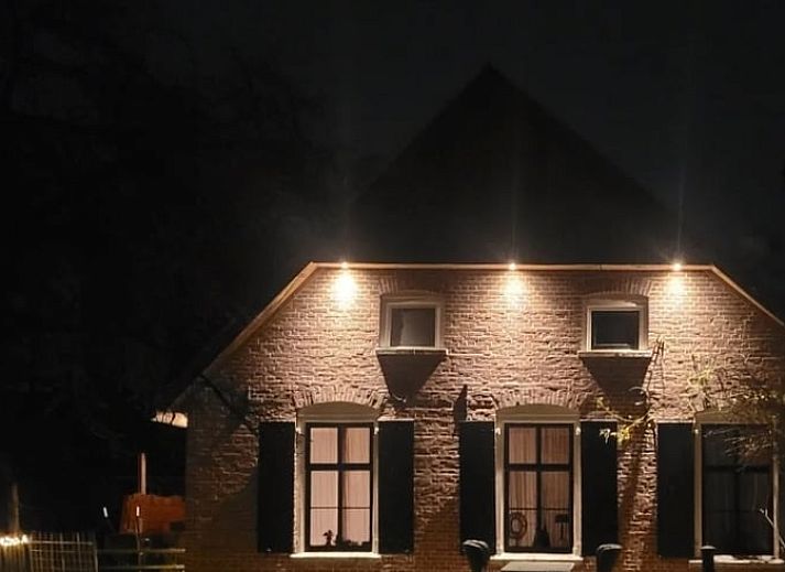 Einzigartige Sitzecke mit Haengesessel und Kamin im Ferienhaus in Vragender, Achterhoek, Gelderland.