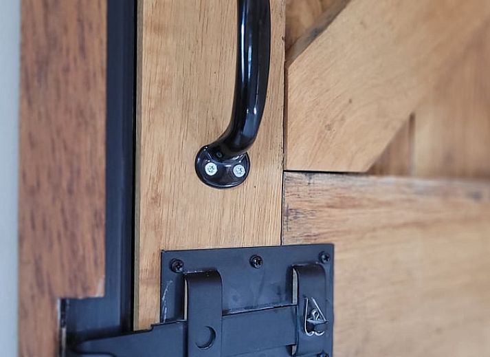 Einzigartige Sitzecke mit Haengesessel und Kamin im Ferienhaus in Vragender, Achterhoek, Gelderland.