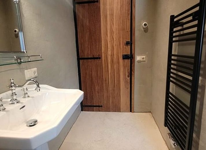 Einzigartige Sitzecke mit Haengesessel und Kamin im Ferienhaus in Vragender, Achterhoek, Gelderland.