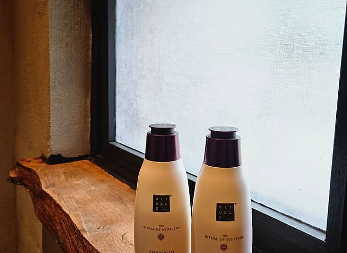 Holztreppe mit rustikalem Aussehen in einem Ferienhaus in Vragender, Achterhoek.