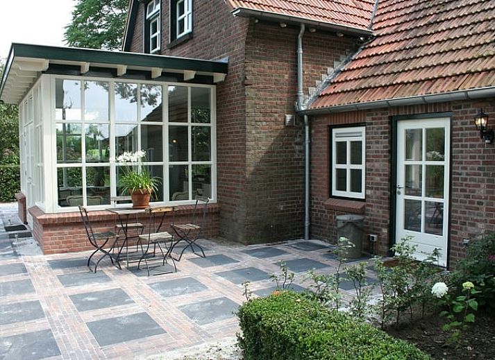 Vakantiehuis in Groenlo met charmante gevel en bloeiende tuin in Achterhoek, Gelderland.