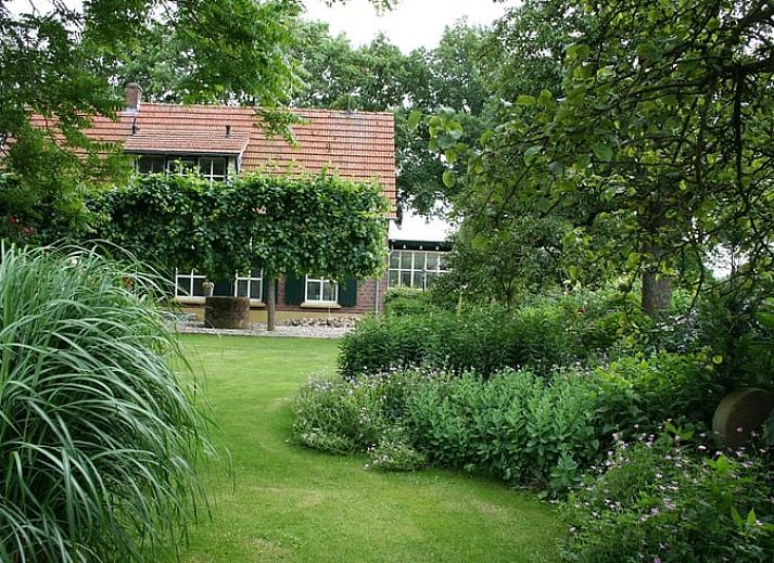 Vakantiehuis in Groenlo met charmante gevel en bloeiende tuin in Achterhoek, Gelderland.
