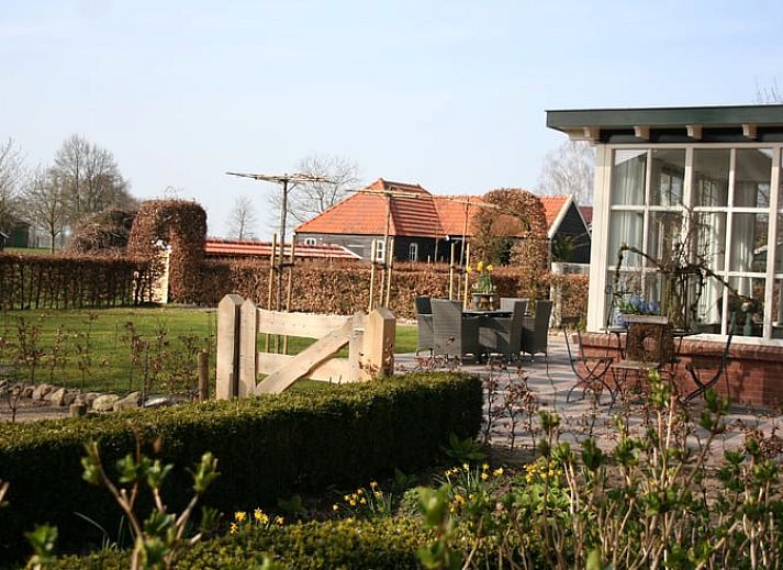 Weelderige tuin rondom Vakantiehuis in Groenlo in het groene hart van de Achterhoek, Gelderland.