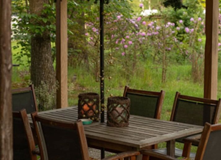 Rustiek uitzicht op het meer bij Vakantiehuis in Groenlo, gelegen in de groene Achterhoek, Gelderland.