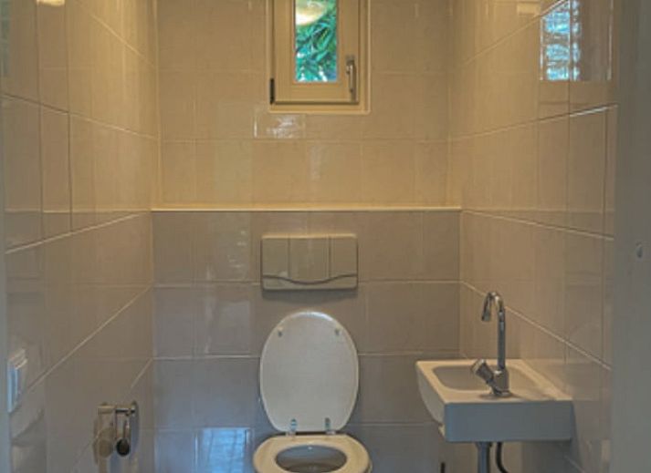 Terras met uitzicht op het water bij Vakantiehuis in Groenlo, ideaal voor ontspanning in de Achterhoek, Gelderland.