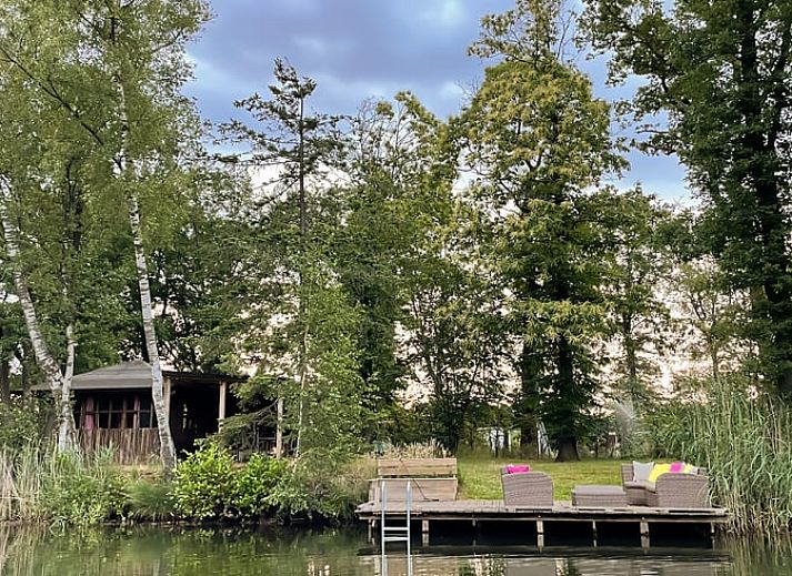 Terras met uitzicht op het water bij Vakantiehuis in Groenlo, ideaal voor ontspanning in de Achterhoek, Gelderland.