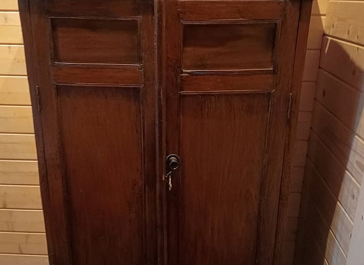 View of the garden from Holiday home in Lochem, Achterhoek, with green surroundings.