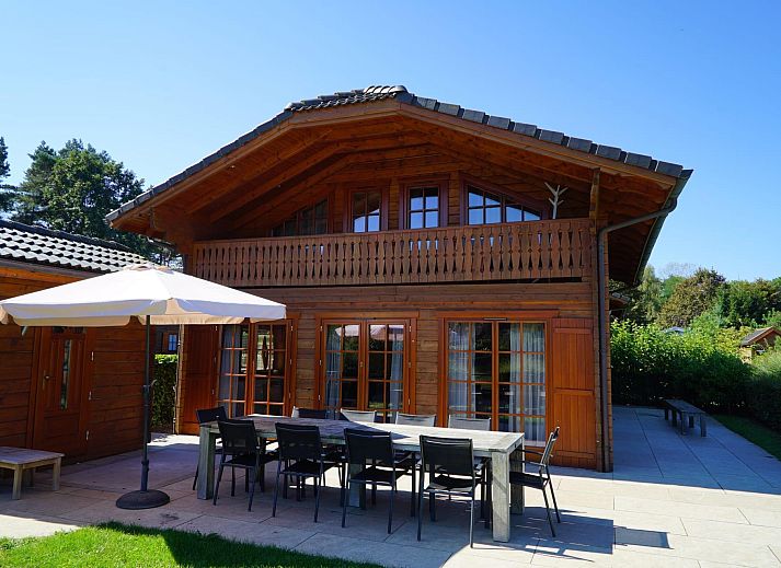 Geniet van de zon op het ruime terras van Boekhorst l'etage 10, een charmant vakantiehuis in Lochem, Achterhoek, Gelderland.