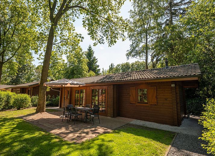 Boekhorst 6 vakantiehuis in Lochem, Achterhoek. Houten chalet met terras omgeven door groene natuur, ideaal voor een ontspannen verblijf.