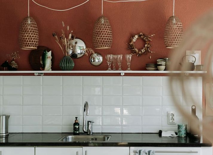 Boekenkast in vakantiehuis in Lochem, perfect voor ontspanning in de Achterhoek.