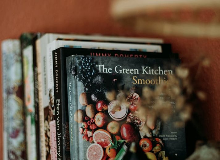 Boekenkast in vakantiehuis in Lochem, perfect voor ontspanning in de Achterhoek.