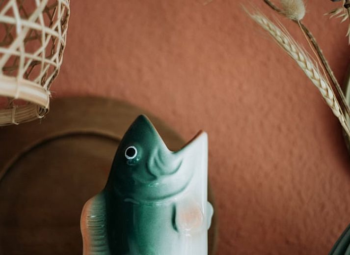 Lichte zithoek in vakantiehuis in Lochem met uitzicht op het groene bos.