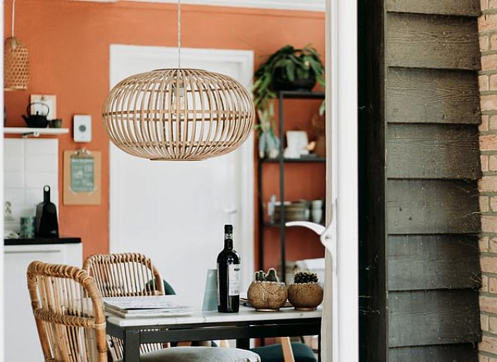 Reflectie van de natuur in de ramen van vakantiehuis in Lochem, Achterhoek.