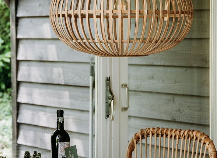 Reflectie van de natuur in de ramen van vakantiehuis in Lochem, Achterhoek.