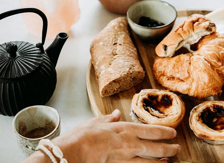 Reflectie van de natuur in de ramen van vakantiehuis in Lochem, Achterhoek.