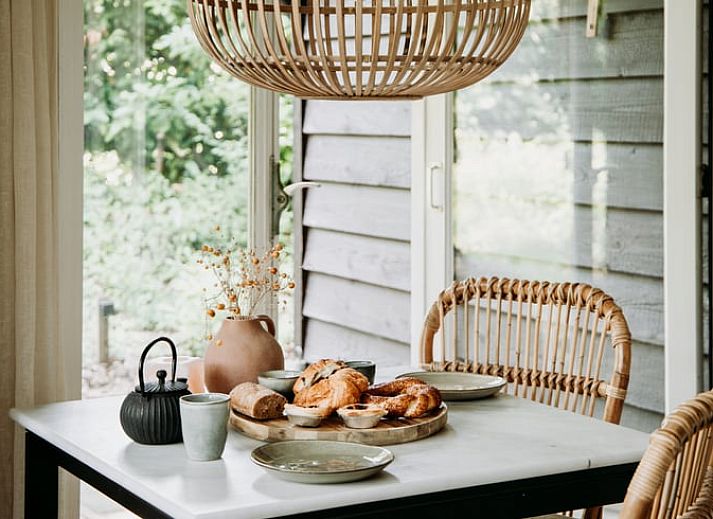 Stijlvolle woonkamer in vakantiehuis in Lochem, Achterhoek, met veel licht.