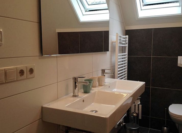 Side view of Cottage in Lochem with authentic bricks and cozy terrace in Gelderland.