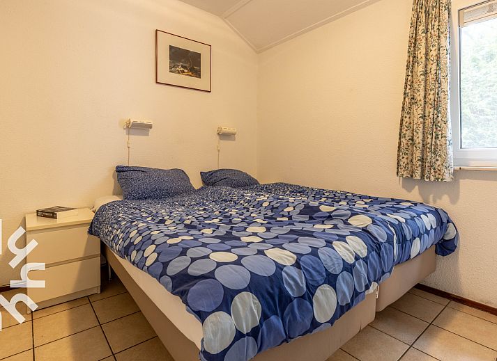 Kitchen of DG590 vacation home in Lochem, Achterhoek with modern appliances and views of nature.