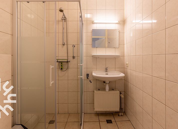 Kitchen of DG590 vacation home in Lochem, Achterhoek with modern appliances and views of nature.