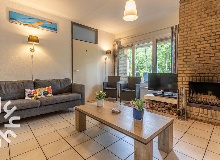 Front view of vacation home DG590 in Lochem, Achterhoek, surrounded by green nature.