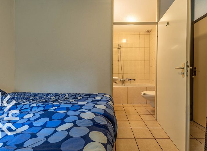 Second bedroom in DG590 vacation home in Lochem, Achterhoek with cozy interior.