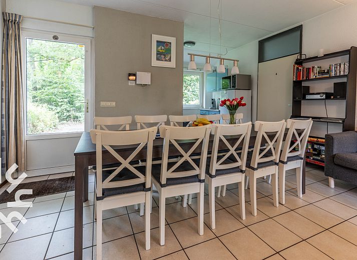 Cozy living room of DG590 vacation home in Lochem, Achterhoek with comfortable sofa and bookshelf.