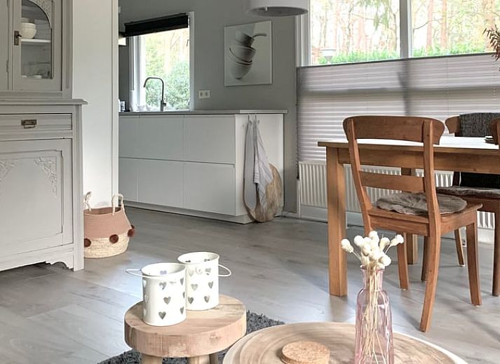 Sonnige Terrasse von Cottage in Lochem, Ferienhaus in der Achterhoek, ideal zum Entspannen.