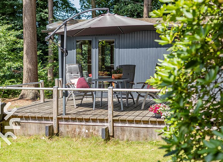 Binnenruimte met tv in DG1545 vakantiehuis, Lochem, Achterhoek, Gelderland.