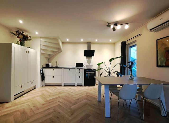 Picknicktafel bij Vakantiehuisje in Lochem, omgeven door natuur in de Achterhoek, Gelderland.