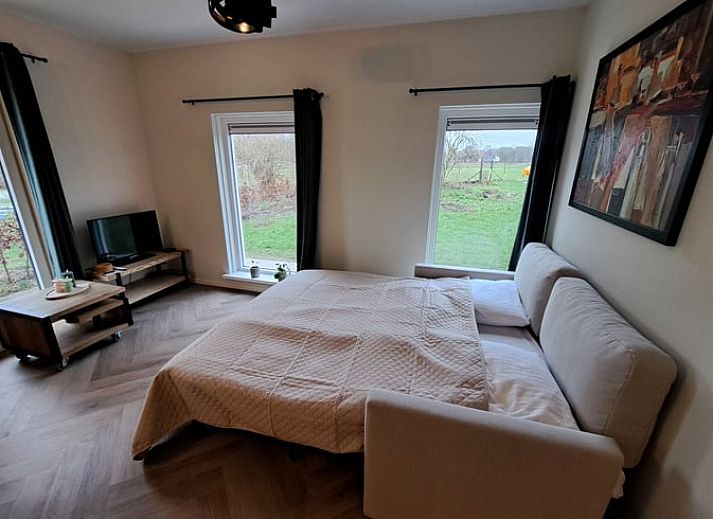 Picknicktafel bij Vakantiehuisje in Lochem, omgeven door natuur in de Achterhoek, Gelderland.