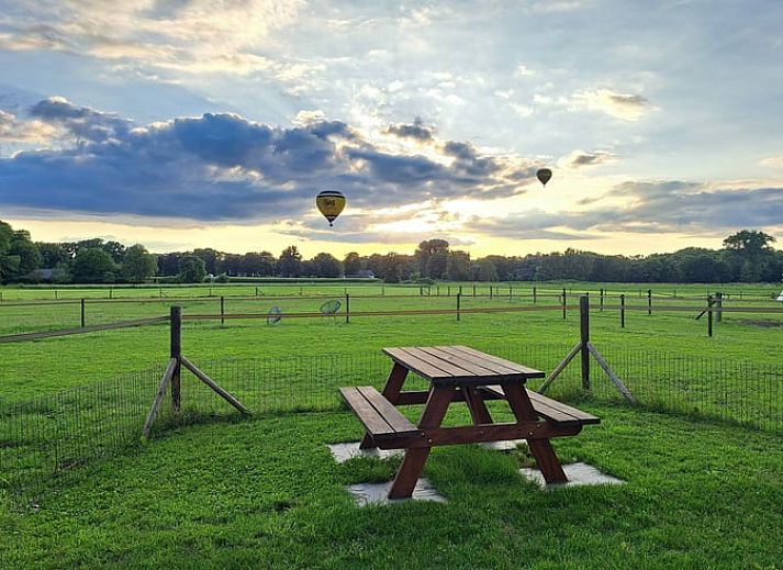 Sfeervolle slaapkamer in Vakantiehuisje in Lochem met uitzicht op de Achterhoekse velden, Gelderland.