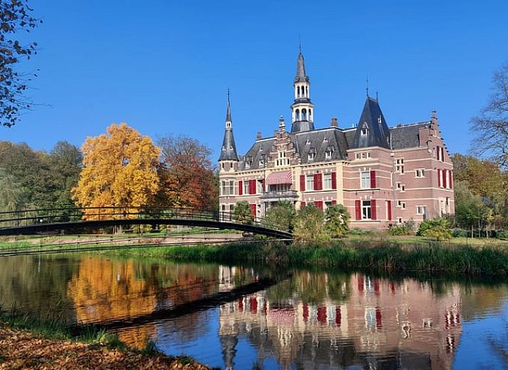 Gezellige zithoek in Vakantiehuisje in Lochem met uitzicht op de groene omgeving van de Achterhoek, Gelderland.