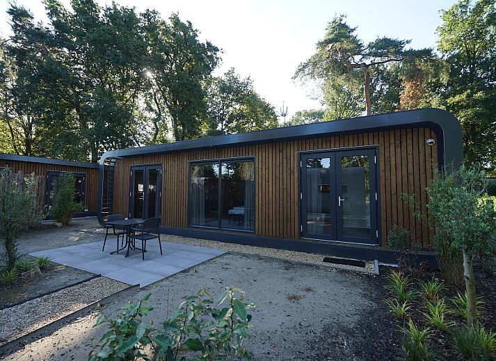 Chalet in Lochem met moderne veranda in de groene omgeving van de Achterhoek, Gelderland.