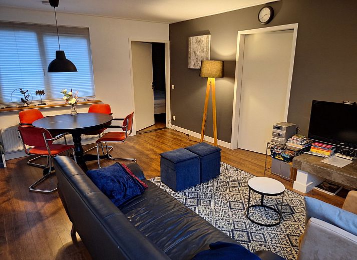 Gemuetliches Wohnzimmer im Ferienhaus 4L, Lochem mit Kamin und bequemer Sitzecke.